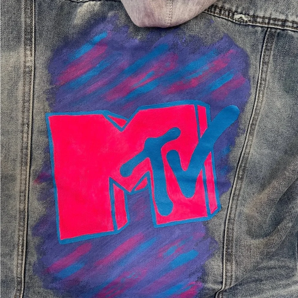 Hand painted jean jacket with MTV logo (90s vibes) - Picture 2 of 8
